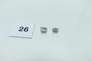 1 paire de boucles en or 750/1000 ornées de petites pierres roses et 2 petits diamants. PB 7,2g