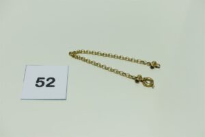 1 bracelet maille jaseron en or 750/1000 orné de pierres bleues cabochon au fermoir (L19cm). PB 7,6g