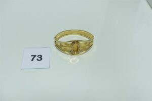 1 bracelet rigide et ouvrant en or 750/1000 et orné de petites pierres (diamètre 5,5/6,5cm, chocs sur la monture). PB 12,9g