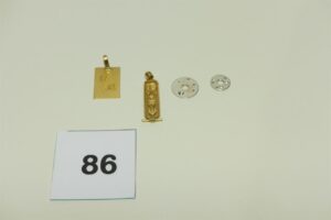 1 lot de 4 pendentifs en or 750/1000 (1 égyptien)(1 plaque gravée)(2 en or 750/1000 blanc orné de petits diamants). PB 9,2g