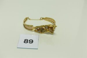 1 bracelet maille articulée en or 750/1000 motif central à décor de 2 papillons ornés de petites pierres (L15cm, 1 peu cabossé). PB 15,9g