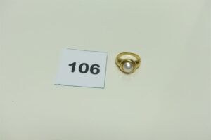 1 bague en or 750/1000 réhaussée d'une perle blanche (Td57). PB 10,8g
