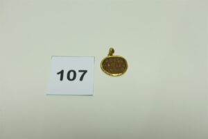 1 pendentif monture en or 875/1000 serti d'un motif en cuivre. PB 8g