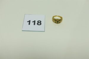 1 bague en or 750/1000 ornée de petites pierres et de petits diamants (Td53). PB 5g
