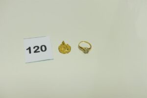 1 bague en or 750/1000 ornée d'une pierre blanche (TD51) et 1 pendentif ouvragé en or 750/1000. PB 4,8g