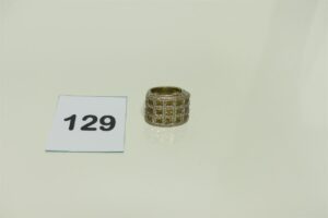 1 grosse bague en or 750/1000 ornée de petites pierres jaunes et de petits diamants (Td50). PB 29,1g