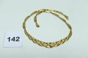 1 collier maille articulée en or 750/1000 motif central orné de petites pierres (1 chaton vide,L47cm). PB 33,9g