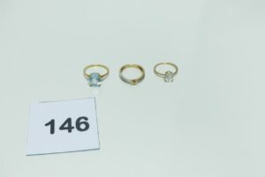 3 bagues en or 750/1000(1 ornée d'une petite pierre blanche Td51)(1 ornée d'une pierre bleue Td54) (1 bicolore ornée de petits diamants Td50). PB 6,5g