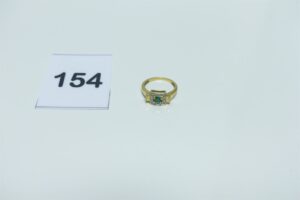 1 bague bicolore en or 750/1000 ornée d'une pierre verte (Td52). PB 3,7g