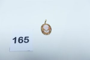 1 pendentif monture en or 750/1000 serti d'un camée orné d'un petit diamant (H2,5cm). PB 3g