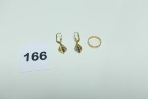 2 pendants ornés de petites pierres et 1 alliance (Td48). Le tout en or 750/1000. PB 5,6g