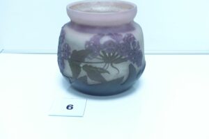 1 vase à col renflé en verre doublé à décor floral gravé à l'acide de couleur mauve sur fond blanc rosé (H11,5cm)
