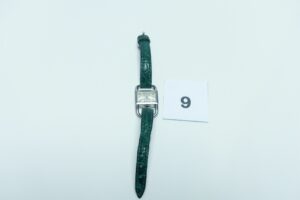 1 montre dame JAEGER Lecoultre pour HERMES, montre étrier en métal argenté et acier, bracelet cuir vert (HS) Ref 1302521 (L20cm). PB 15,2g