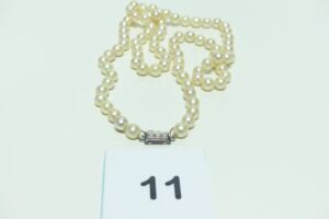 1 collier chocker de perles de cultures fermoir en or 750/1000 orné de 3 petits diamants (L67cm). PB 39,8g
