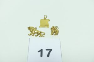 3 pendentifs en or 750/1000 (1 à décor d'un bélier,1 à décor d'un lion anneau cassé et 1 plaque gravée). PB 3,9g