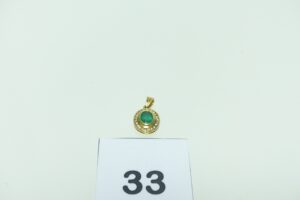 1 pendentif en or 750/1000 orné d'une pierre verte entourée de petits diamants. PB 3,2g
