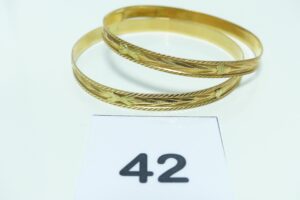 2 bracelets semi-rigides ouvragés en or 750/1000 (diamètre 6,5cm). PB 19,1g
