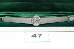 1 montre dame bracelet et boîtier en or 750/1000 lunette ornée de diamants (L16cm, HS). PB 37,4g