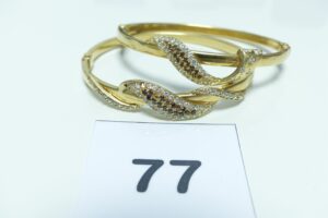 2 bracelets rigides, articulés ouvrant en or 750/1000 motif central orné de petites pierres (1 chaton vide, chocs sur les montures, diamètre 5,5/6,5cm). PB 16,9g