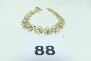 1 bracelet maille articulée en or 750/1000 et à décor de petites fleurs (fragile,L17cm). PB 5,3g