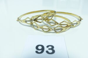 3 bracelets rigides articulés ouvrant en or 750/1000 motif central orné de pierres (quelques chatons vides, diamètre 5,5/6cm). PB 21,8g
