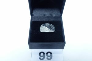 1 bague monture bicolore en or 750/1000 ornée de petits diamants et de petites pierres noires voir diamants teintés (Td56). PB 5,3g