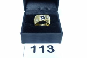 1 bague en or 750/1000 monture croisée ornée de 2 petits diamants et de petites pierres (Td56). PB 6,1g