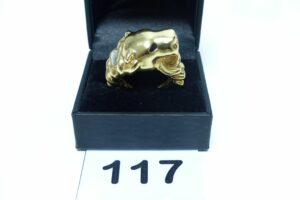 1 bague en or 750/1000 à décor d'une tête de félin dont les yeux sont émaillés (choc sur la monture, fragile, Td60). PB 3,2g