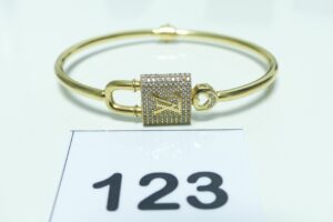 1 bracelet en or 750/1000 à décor d'un cadenas orné de petites pierres (diamètre 5,5/6cm, ouvrant). PB 12,3g