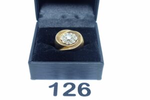 1 bague en or 750/1000 à décor floral orné d'un petit diamant entouré de petits diamants TL rose (Td47). PB 10,8g