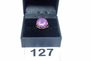 1 bague en or 750/1000 ornée d'une pierre violette (Td50). PB 5,6g