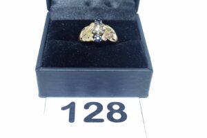 1 bague en or 750/1000 ornée d'un petit diamant TL rose et de 2 petites pierres (Td54). PB 3,8g