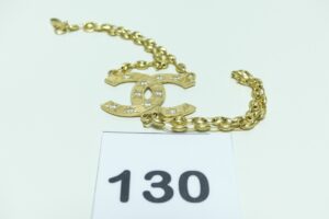 1 bracelet de doigt en or 750/1000 motif central ouvragé et orné de petites pierres (L36cm). PB 12,2g