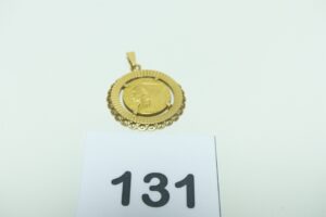 1 pendentif en or 750/1000 serti-griffes 1 pièce de 2,5 dollars en or 916/1000. PB 6,8g