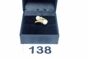 1 bague en or 750/1000 ornée de 2 perles blanches (Td50). PB 3,3g