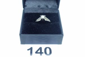 1 bague solitaire en or 750/1000 serti-griifes 1 diamant TL brillant d'environ 0,25 cts (Td52). PB 3,1g