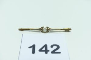 1 broche en or 750/1000 réhaussée d'une petite perle . PB 2,6g