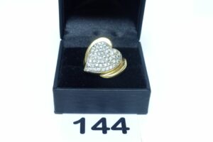 1 bague en or 750/1000 motif central à décor d'un coeur orné d'un pavage de petites pierres (Td59). PB 5,8g