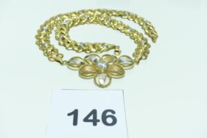 1 collier maille tressée en or 750/1000 motif central floral tricolore orné d'une pierre (L44cm). PB 12,8g
