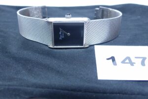 1 montre de marque Jean Perret Genève bracelet large et boîtier or 750/1000, pierre bleue cabochon au fermoir (en état de marche,L19cm, Ref 2378 71). PB 76,8g