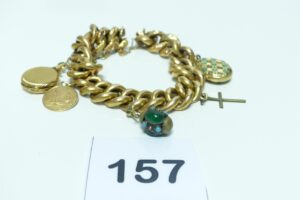 1 bracelet maille gourmette en or 750/1000 (ancien) orné de 6 breloques (3 en métal, 2 portes photos et 1 médaille)(L20cm, un peu usé). PB 39,7g