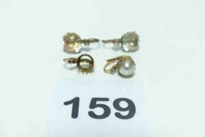 2 boucles en or 750/1000 et argent 800/1000 ornées d'une grosse pierre. PB 5g + 2 boucles en or 750/1000 (manque perle sur 1 boucle). PB 2,8g