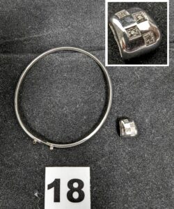 1 Bracelet rigide ouvrant, fermoir manquant et 1 pendentif orné de petits diamants. Le tout en or gris 750/1000 18k. PB 5,4g