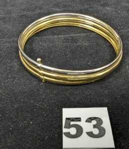 1 Bracelet fait de 3 joncs 3 ors accolés en or 750/1000 18k. PB 15,1g