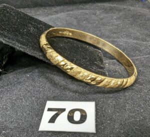 1 Bracelet rigide creux semi brossé (Diam 6cm) en or 750/1000 18k. PB 9,7g
