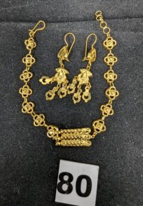 1 Bracelet articulé (fragile L20cm) et 2 pendants d'oreilles (L5cm). Le tout en or 875/1000 21k. PB 6,5g