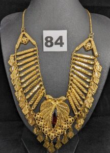 1 collier plastron articulé orné d'une pierre rouge et motif en coeur (L43cm) en or 875/1000 21k. PB 21,6g
