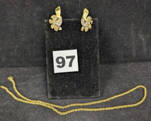 2 Boucles motif floral orné de pierres et 1 chaine cassée maille corde. Le tout en or 750/1000 18k. PB 7,7g