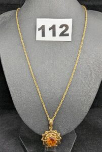 1 Chaine amille torsadée (L49cm) et 1 pendentif motif fleur avec pierre orangée. Le tout en or 750/1000 18k. PB 7,1g