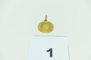 1 Médaille de la Vierge en or 750/1000, gravée au verso. PB 4,3g